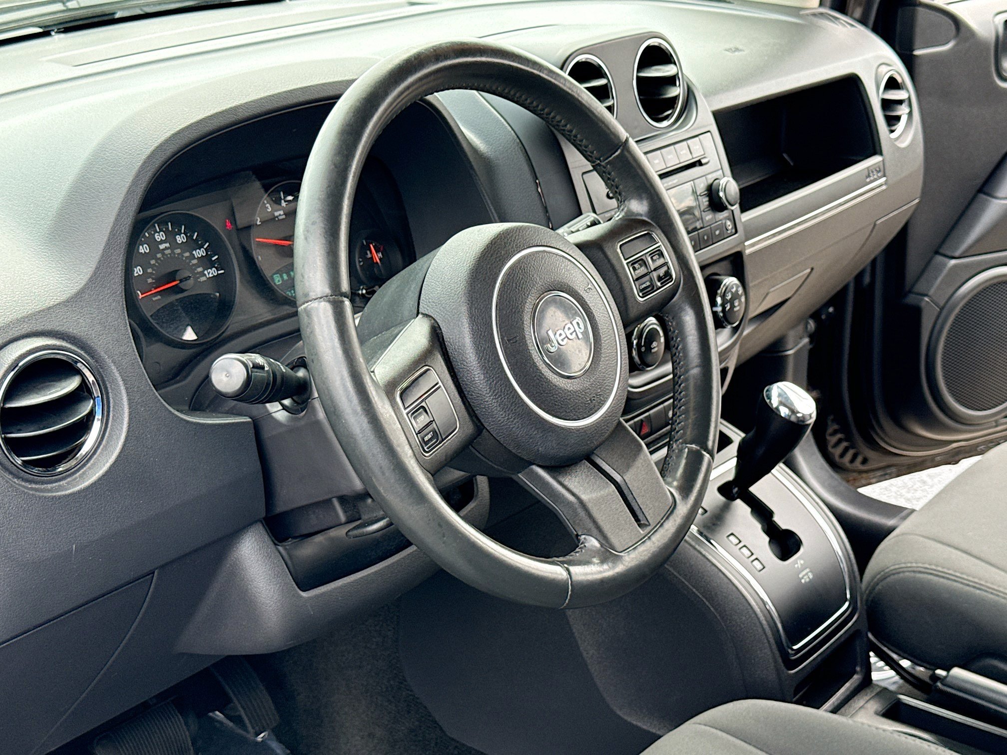 Used 2012 Jeep Compass Latitude FWD image 4