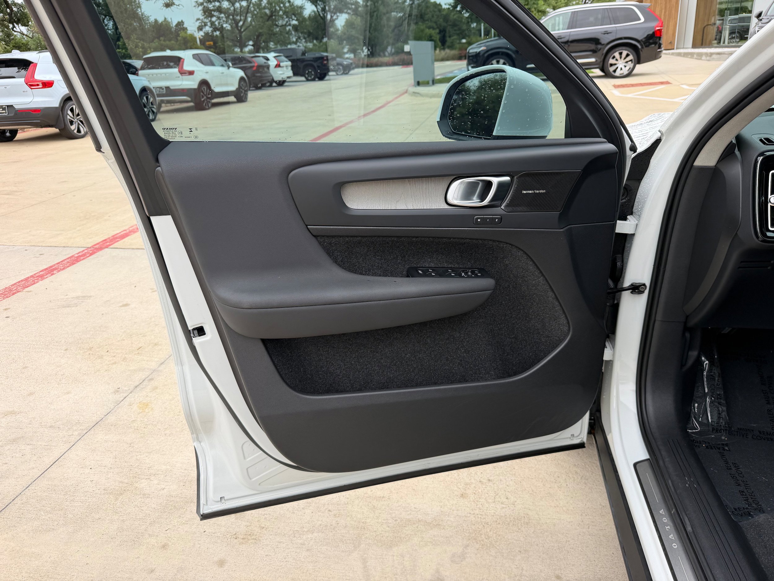 Certified 2024 Volvo XC40 B5 Ultimate w/ Protection Package Premier AWD/4WD image 23