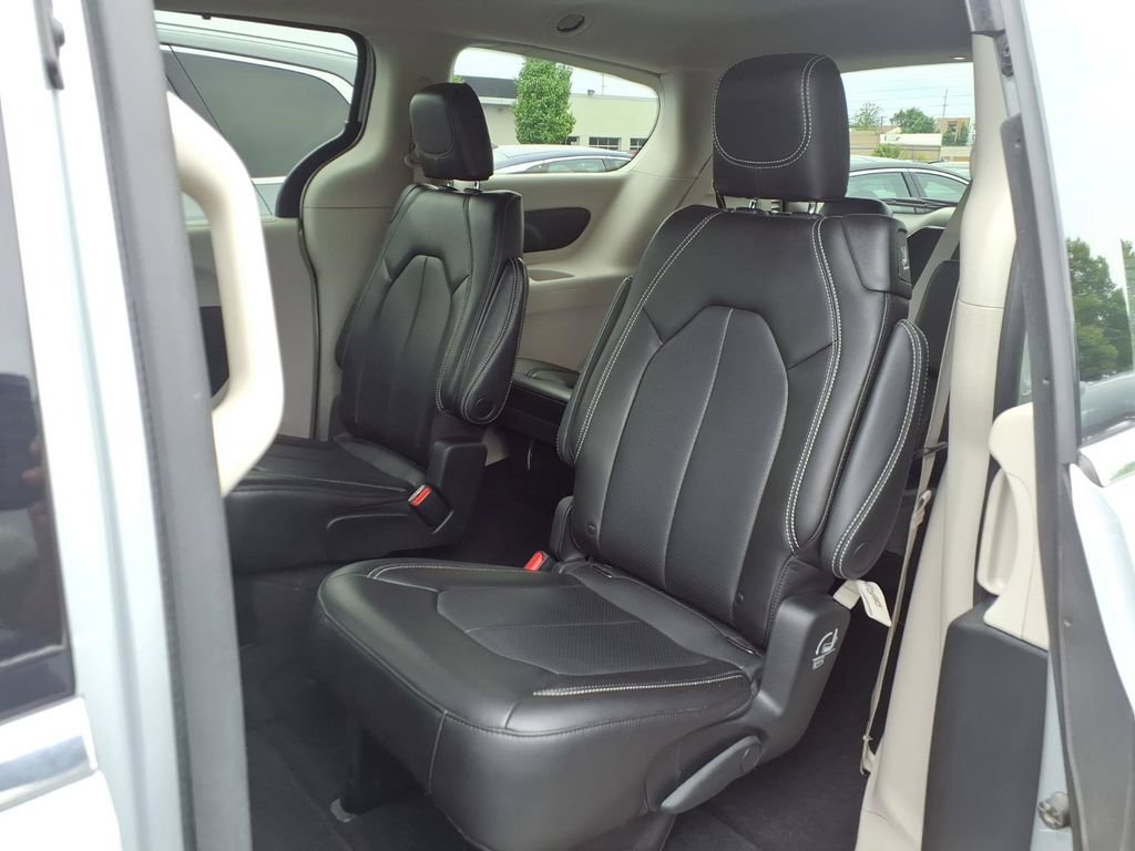 Used 2023 Chrysler Pacifica Touring-L AWD/4WD image 18