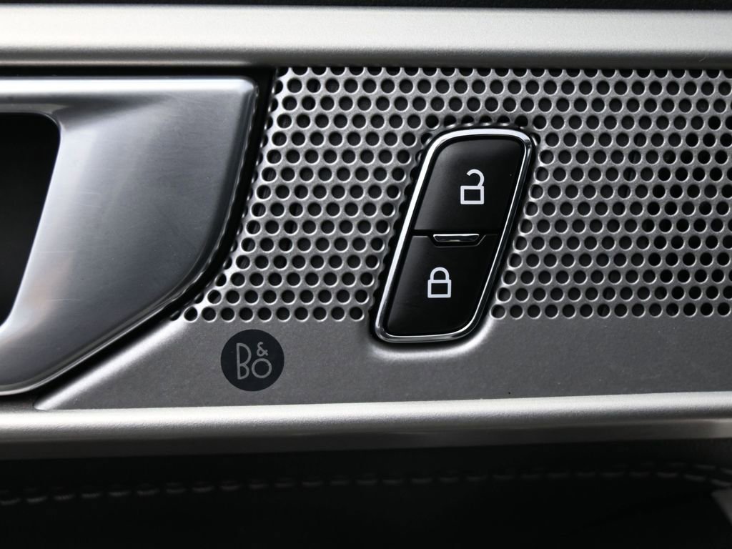 Used 2023 Ford Explorer Limited image 4