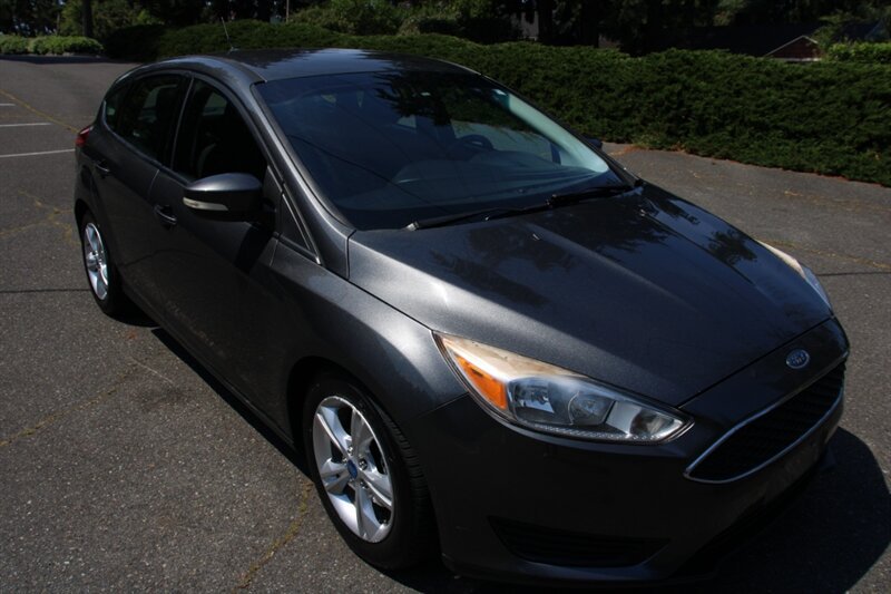Used 2018 Ford Focus SE w/ Cold Weather Package FWD image 2