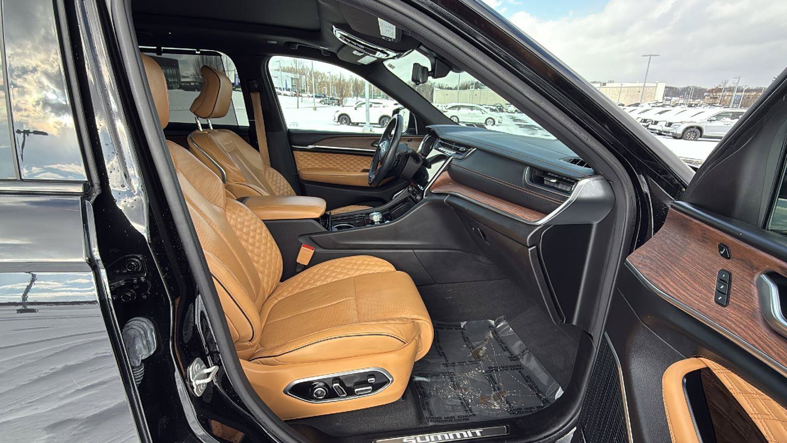 Used 2023 Jeep Grand Cherokee Summit w/ Adv Protech Group IV AWD/4WD image 18