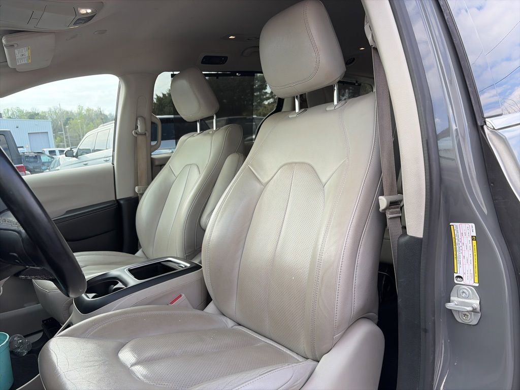 Used 2021 Chrysler Pacifica Touring-L image 13