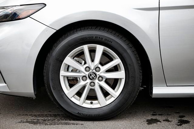 Used 2025 Toyota Camry LE image 5