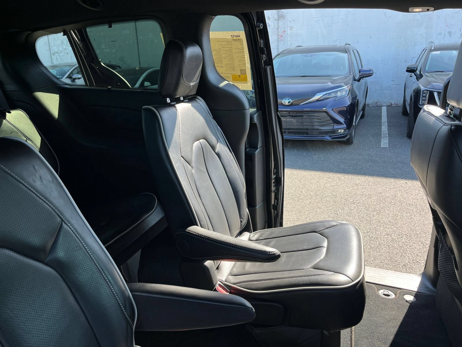 Used 2025 Chrysler Pacifica Limited FWD image 40