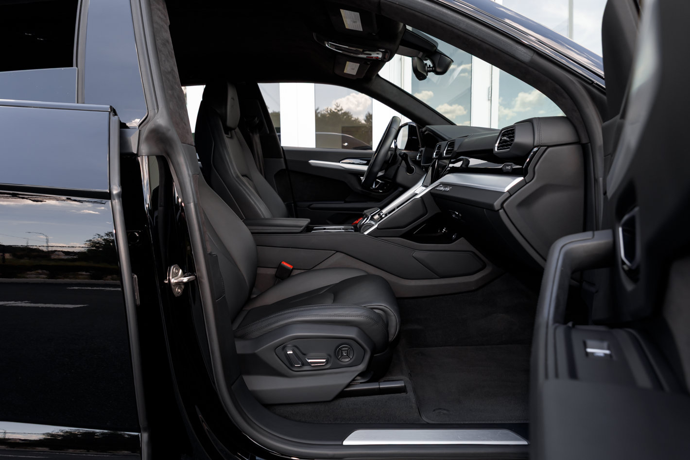Used 2022 Lamborghini Urus AWD/4WD image 40