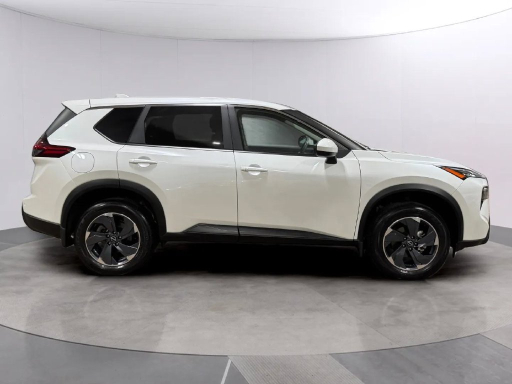Certified 2026 Nissan Rogue SV AWD/4WD image 2