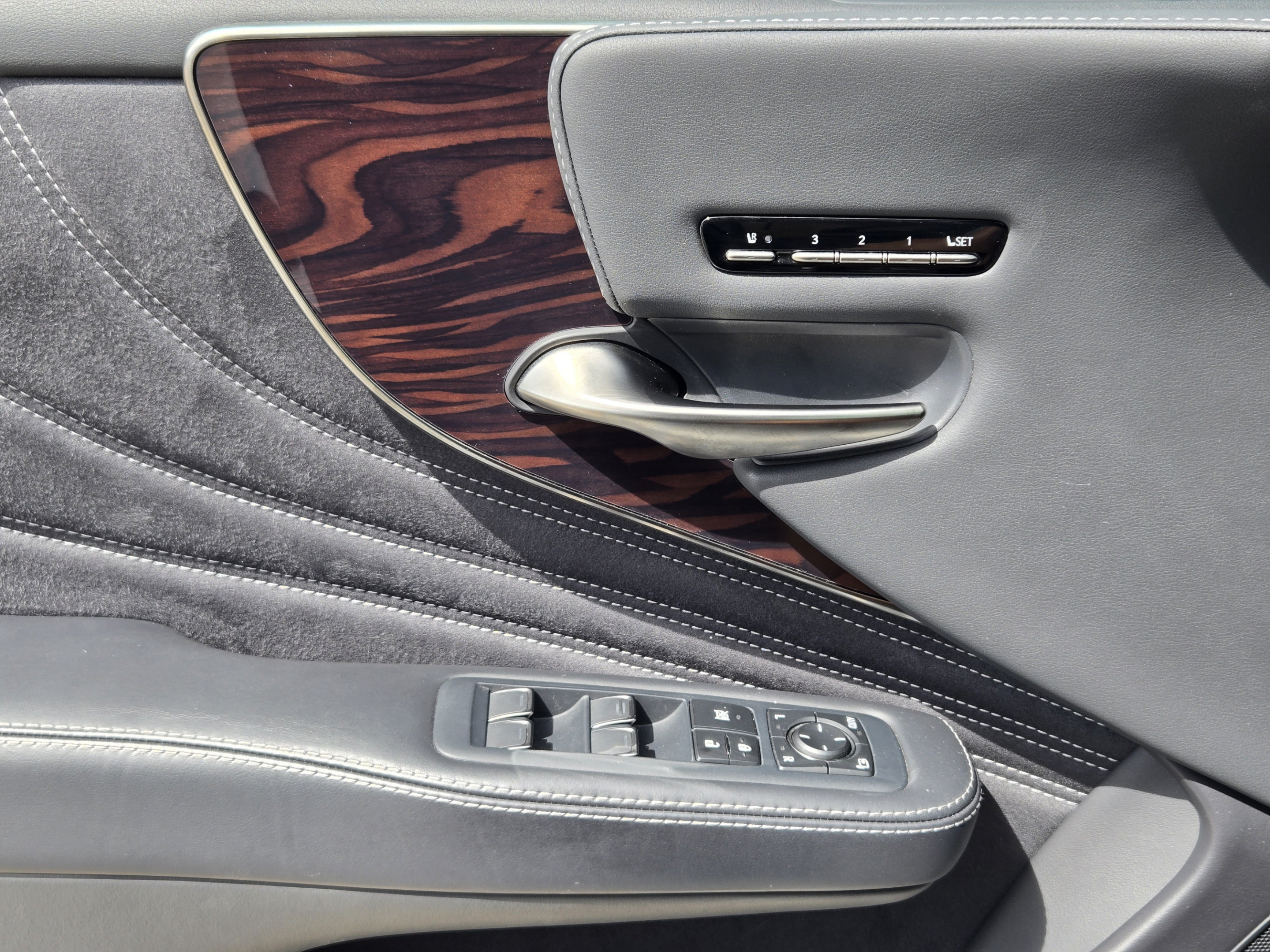 Used 2022 Lexus LS 500 w/ Interior Upgrade Package RWD image 22