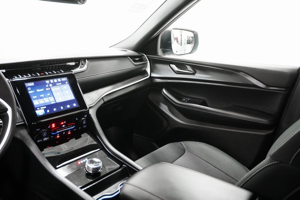 Certified 2025 Jeep Grand Cherokee Laredo w/ Luxury Tech Group I image 17