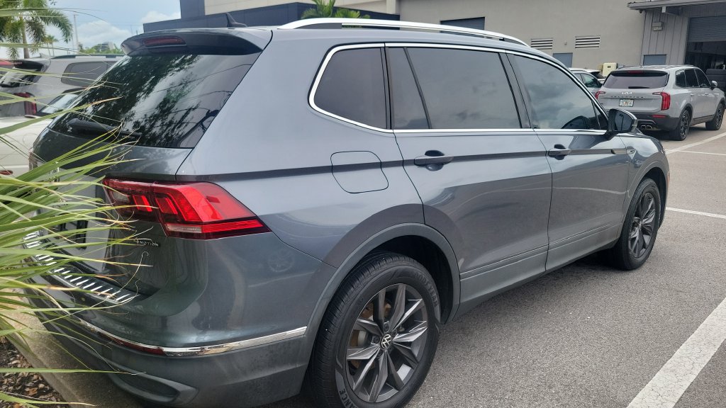 Used 2022 Volkswagen Tiguan SE w/ Panoramic Sunroof Package AWD/4WD image 6