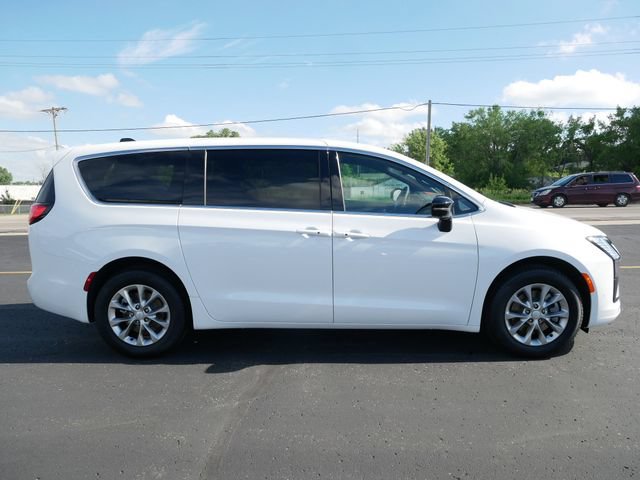 New 2027 Chrysler Pacifica Select AWD/4WD image 8