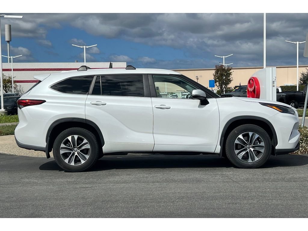 Used 2023 Toyota Highlander XLE image 3