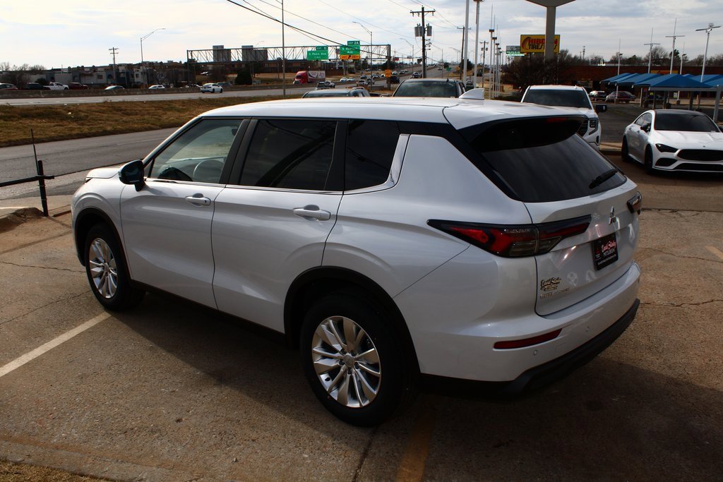 New 2026 Mitsubishi Outlander ES image 10