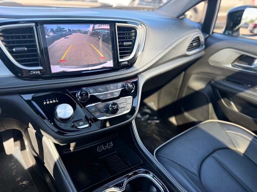 Used 2025 Chrysler Pacifica Limited FWD image 19