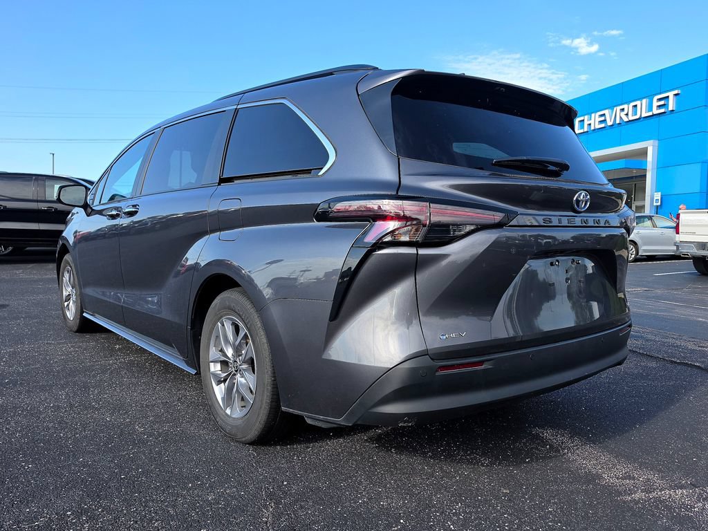Used 2025 Toyota Sienna XLE FWD image 4