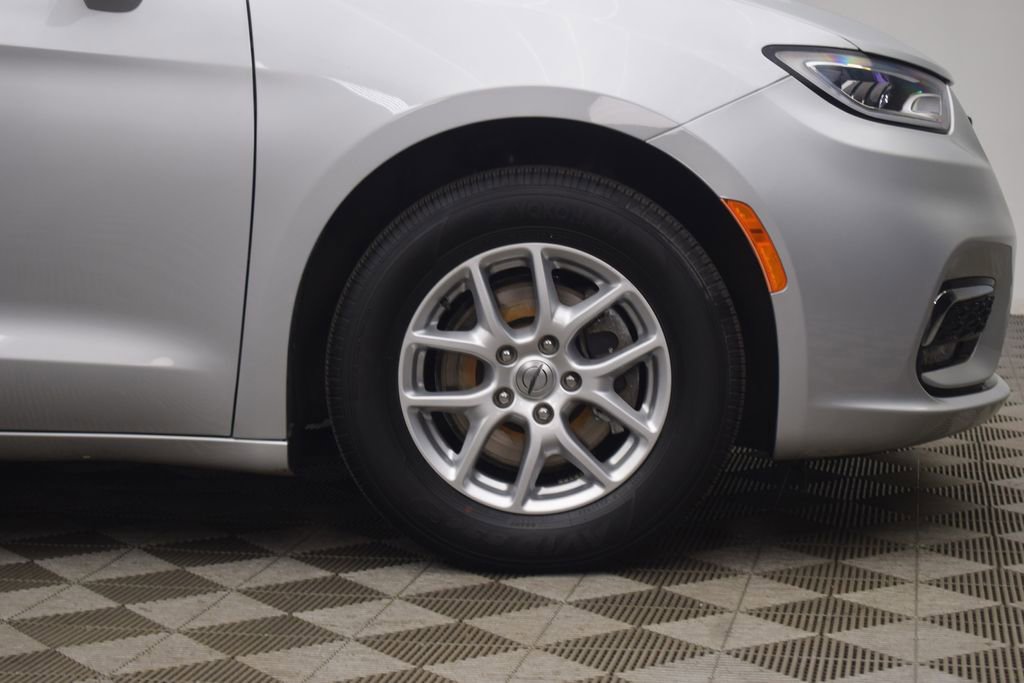 Used 2022 Chrysler Pacifica Touring-L image 32