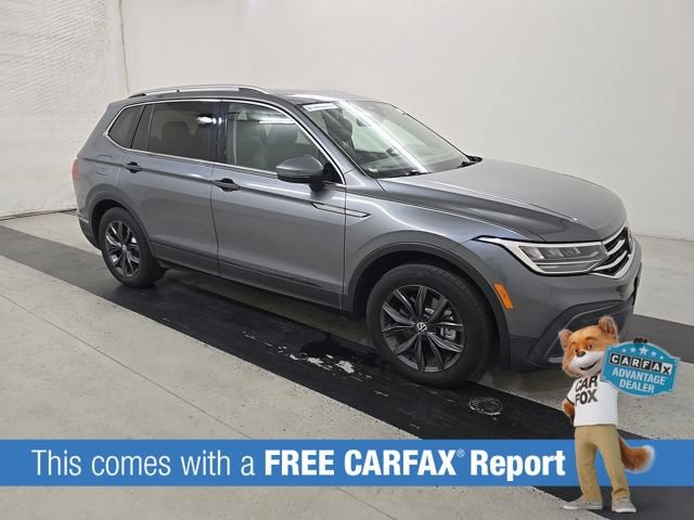 Used 2023 Volkswagen Tiguan SE w/ Panoramic Sunroof Package FWD image 2