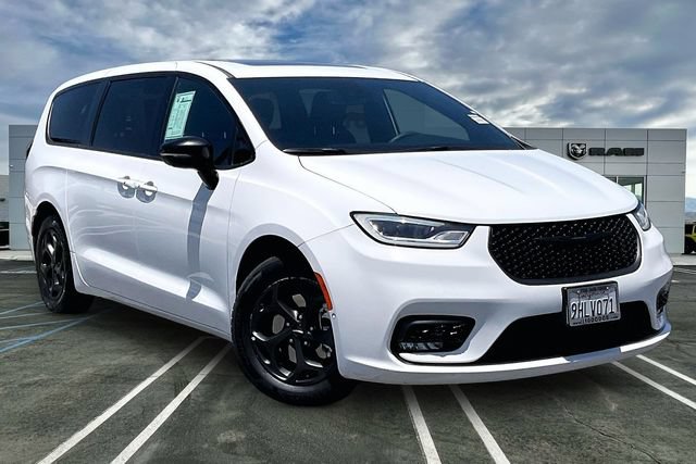 Used 2023 Chrysler Pacifica Limited w/ Uconnect Theater Family Group FWD image 12