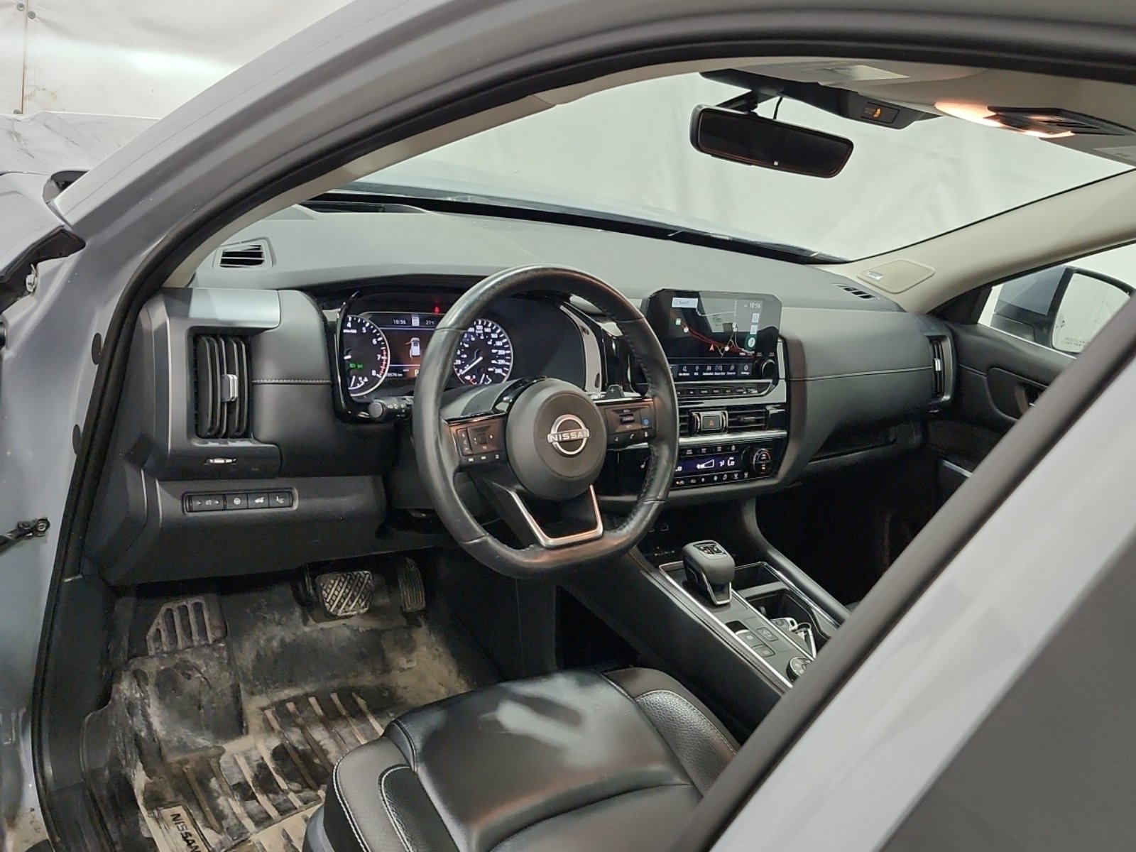 Used 2023 Nissan Pathfinder SL AWD/4WD image 11