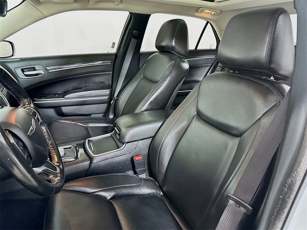 Used 2020 Chrysler 300 Touring L w/ Value Package image 8