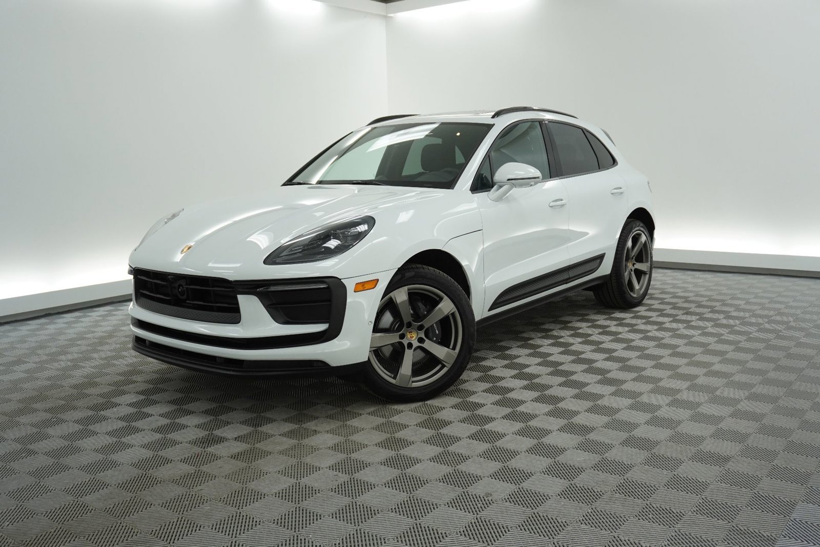 Certified 2025 Porsche Macan image 1