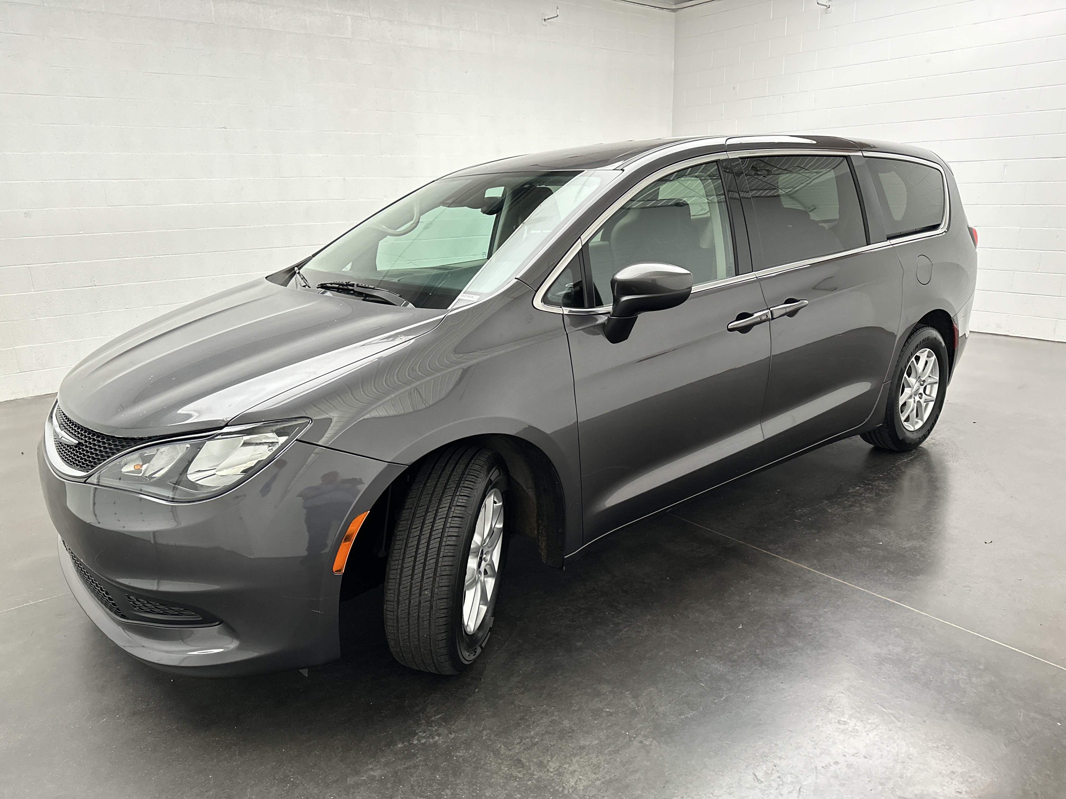 Used 2021 Chrysler Voyager LX FWD image 4
