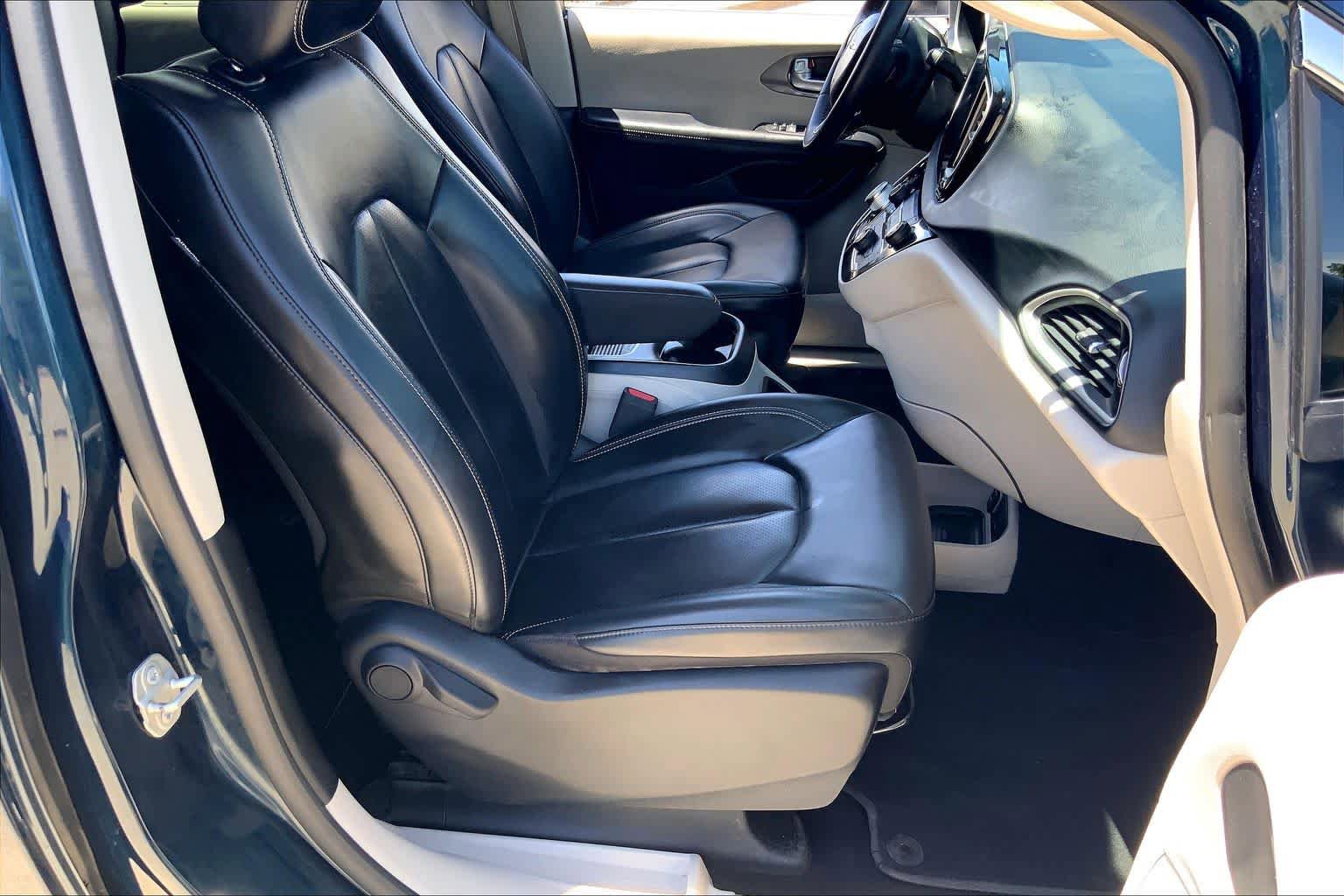 Used 2023 Chrysler Pacifica Touring-L FWD image 9