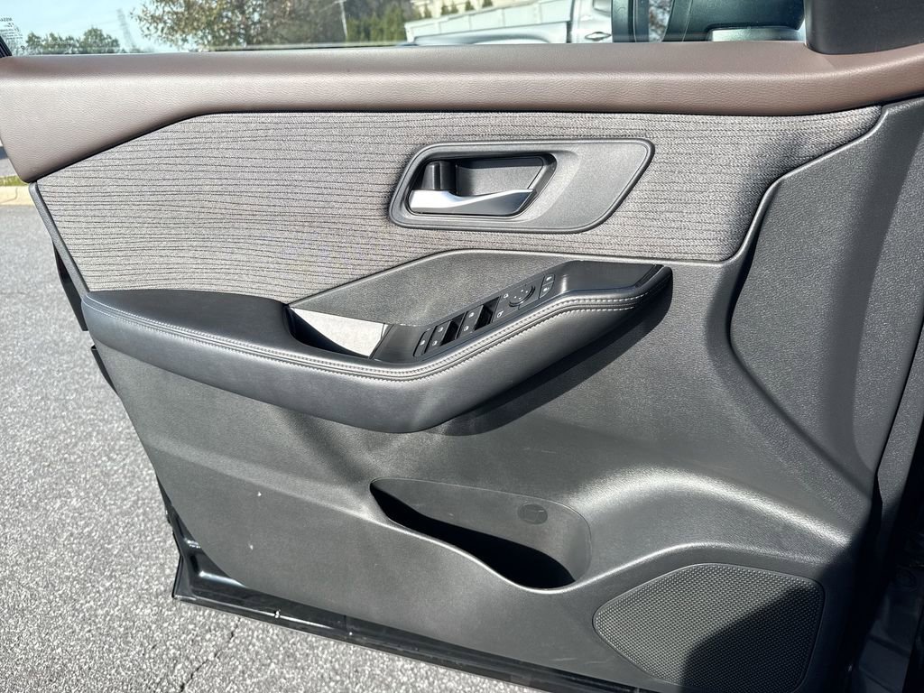 Used 2023 Nissan Rogue SV image 18