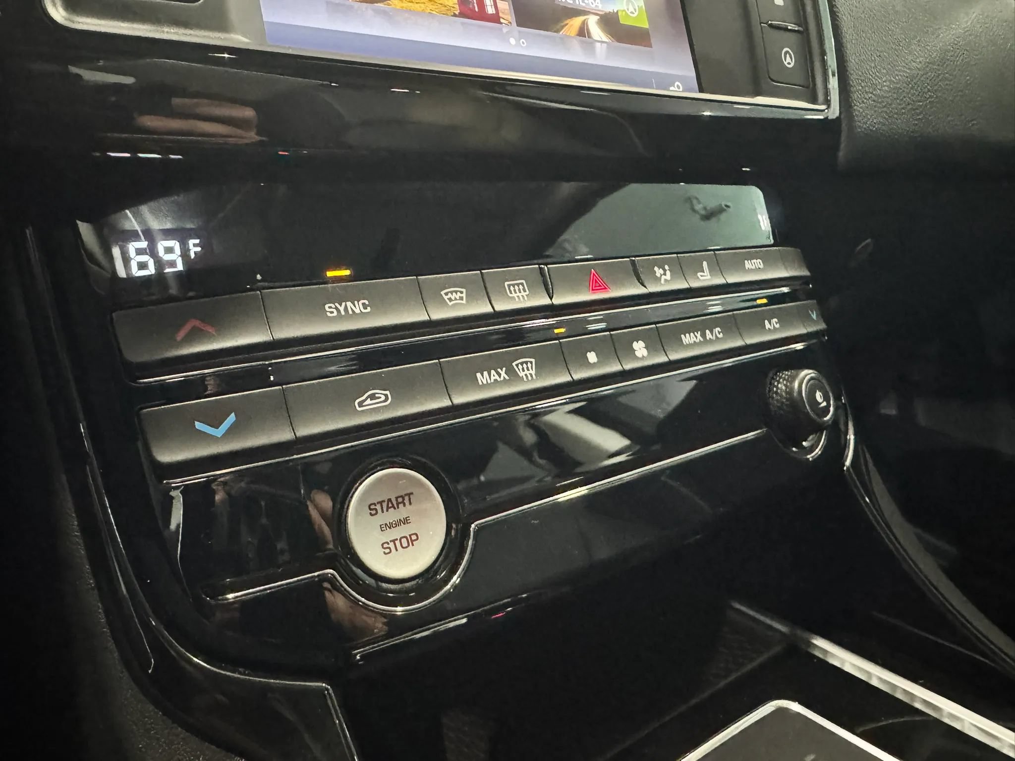 Used 2018 Jaguar XE Premium AWD/4WD image 33