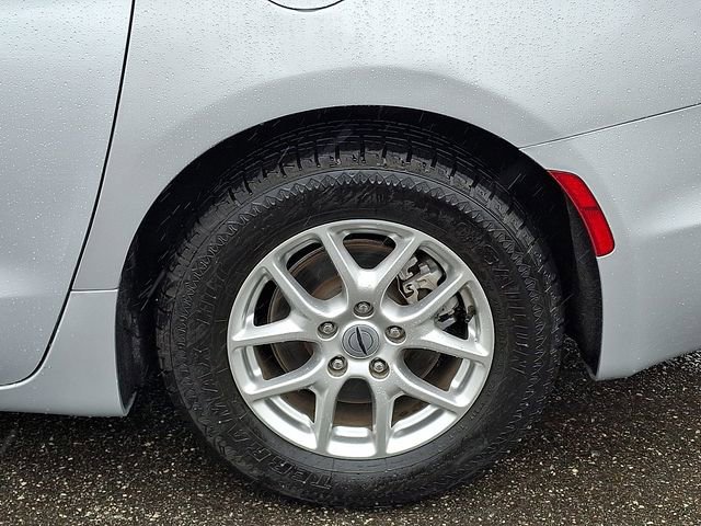 Used 2024 Chrysler Pacifica Touring-L image 25