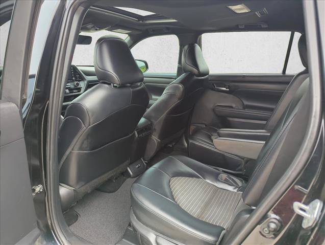 Used 2021 Toyota Highlander XSE FWD image 17