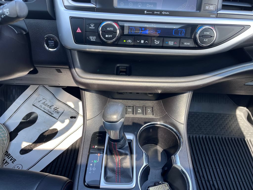 Used 2019 Toyota Highlander SE w/ Nightshade Edition AWD/4WD image 16