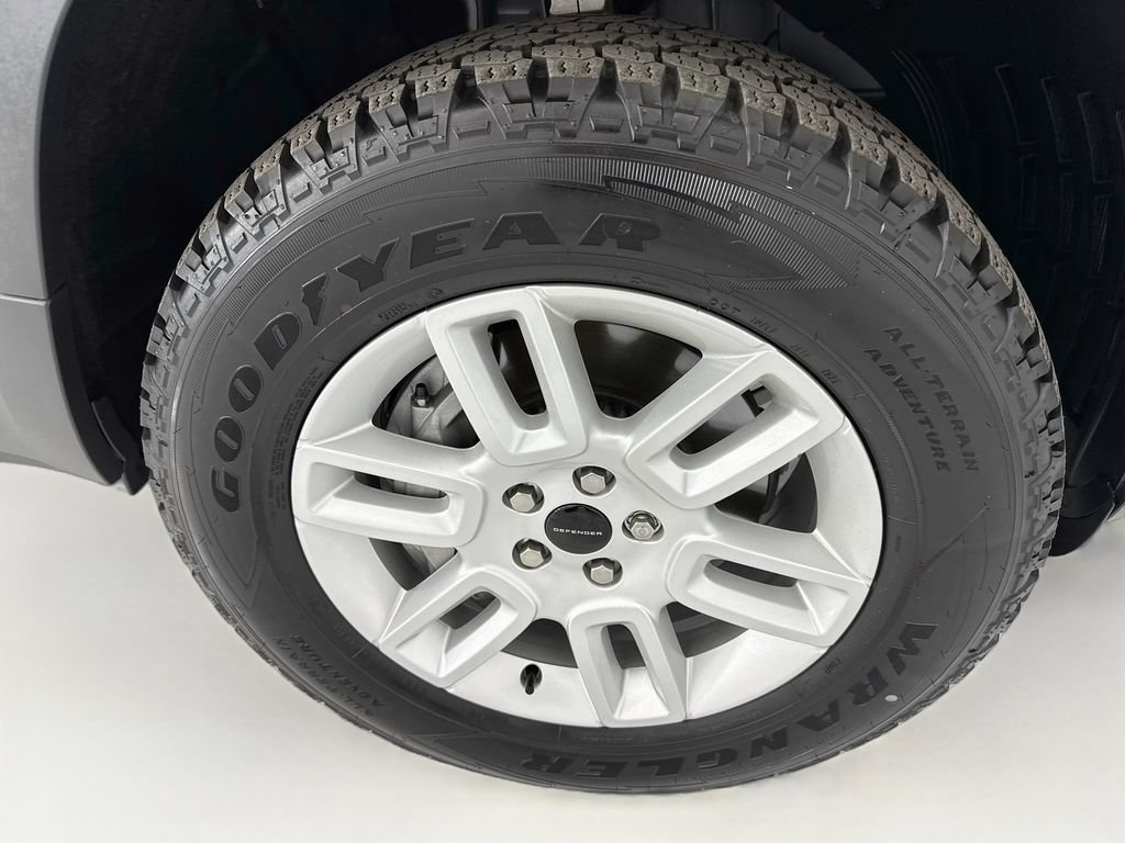 Certified 2026 Land Rover Defender 110 S AWD/4WD image 31