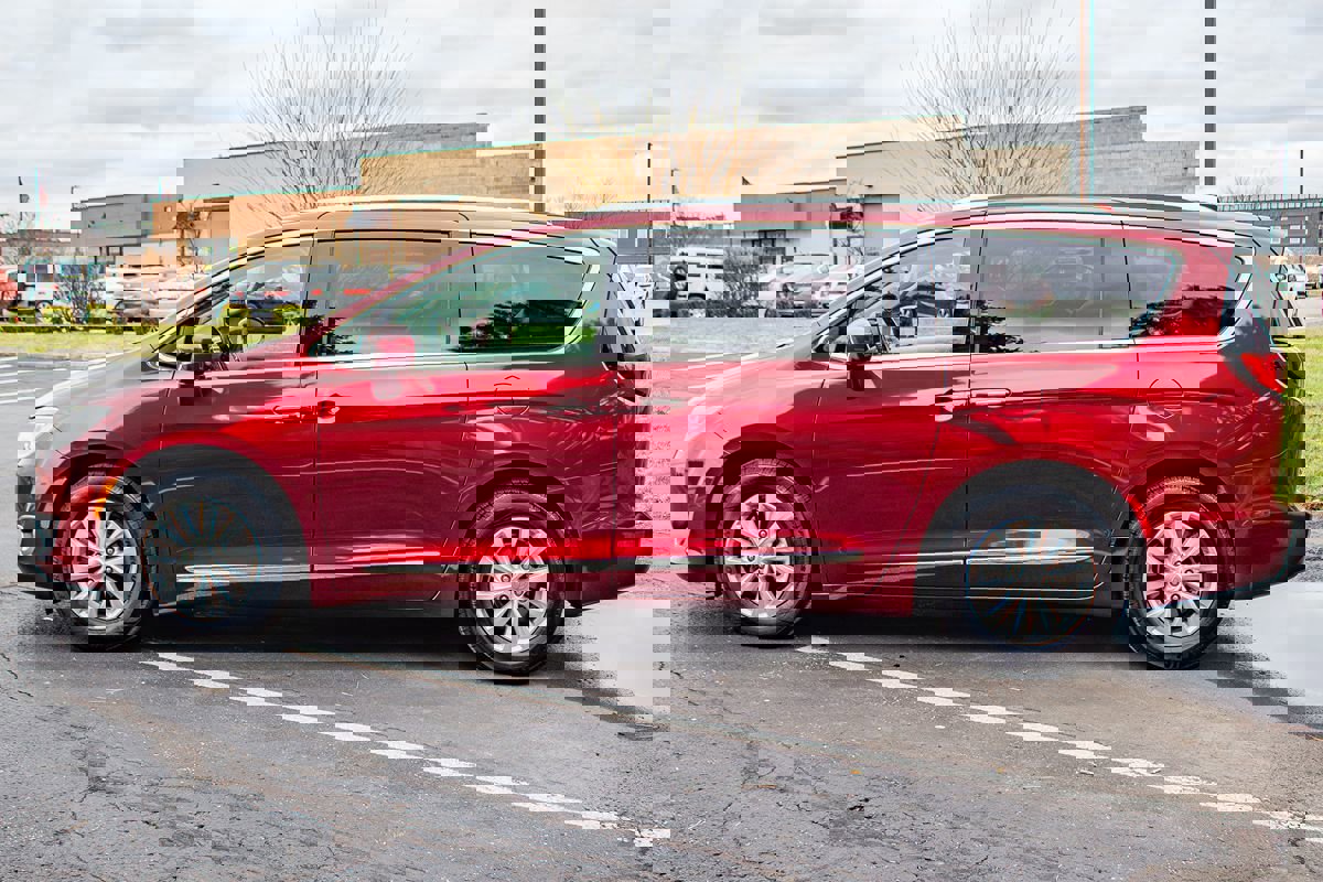 Used 2019 Chrysler Pacifica Touring-L image 5