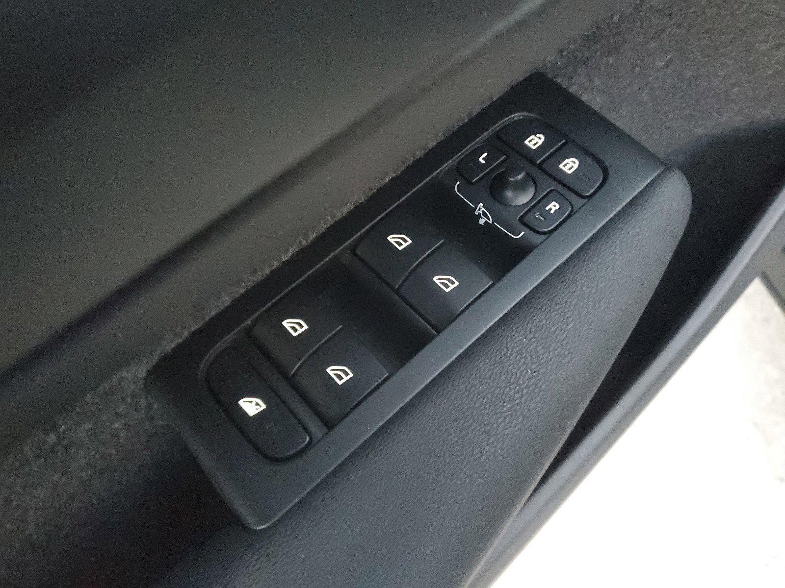 Used 2022 Volvo XC40 T5 R-Design w/ Advanced Package image 18