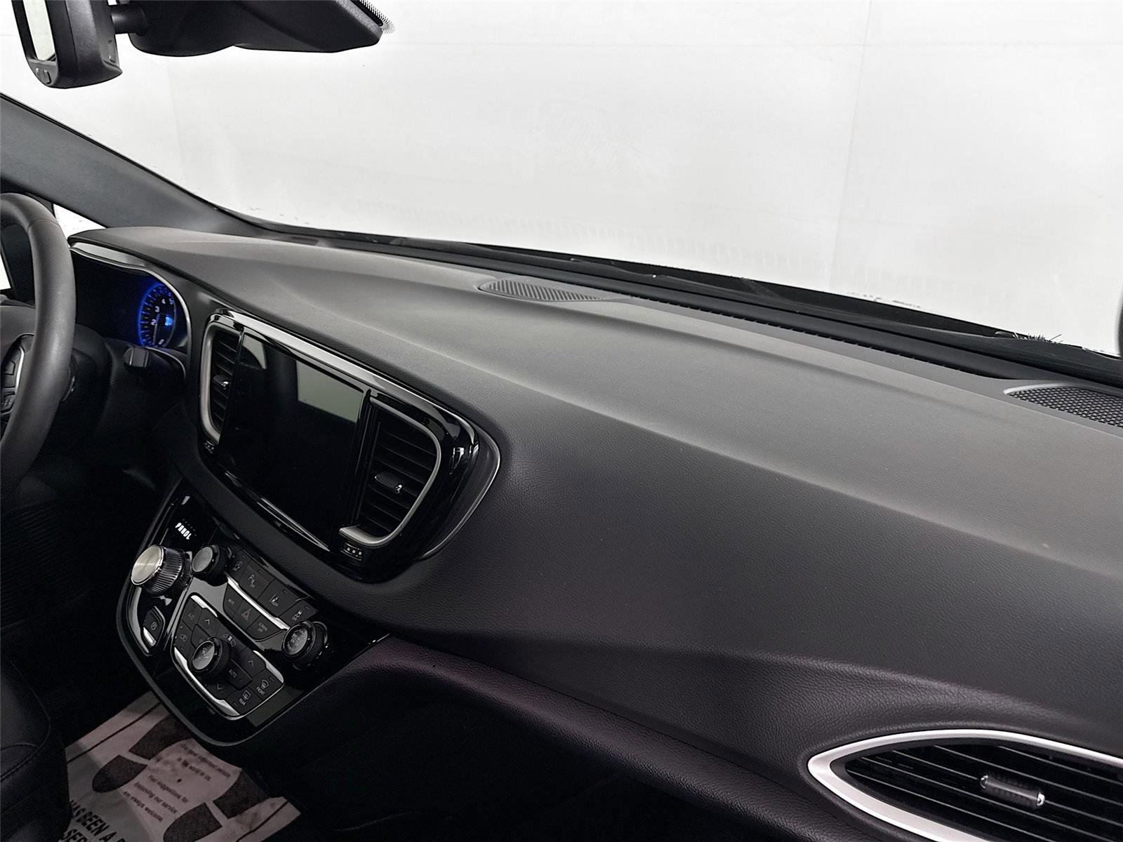 Used 2025 Chrysler Pacifica Select image 29