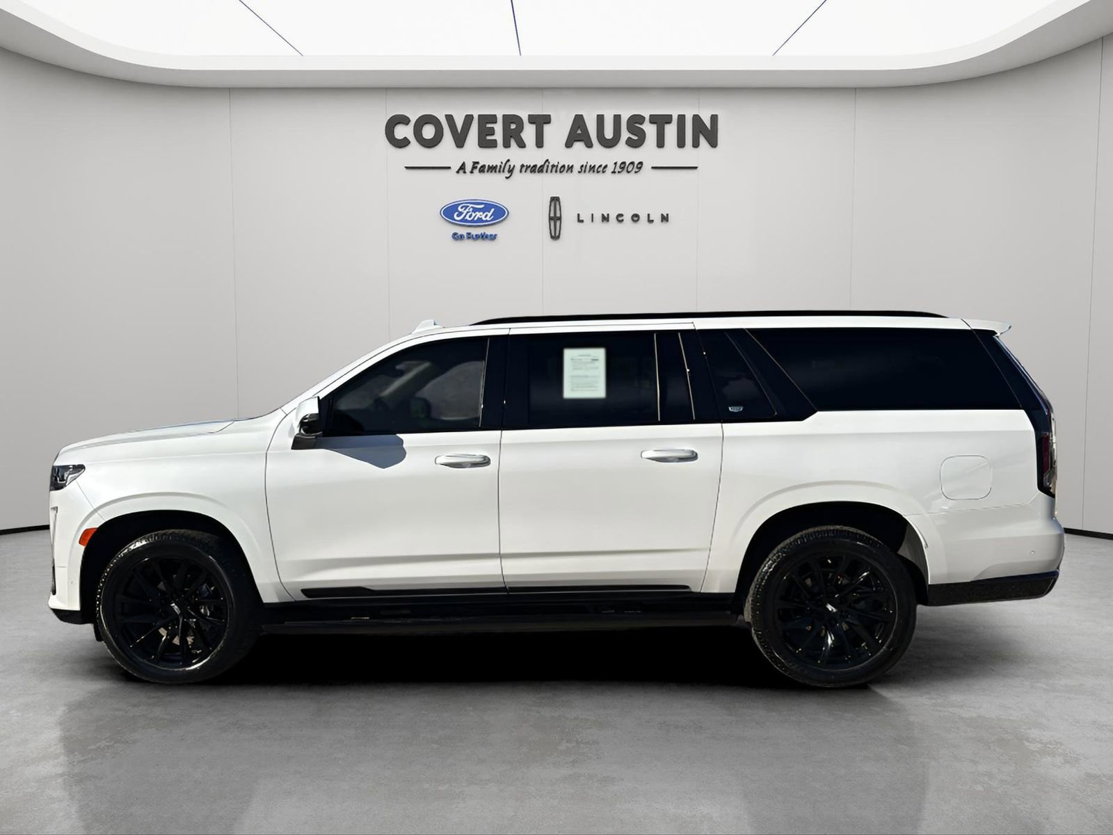 Used 2022 Cadillac Escalade ESV Sport w/ Touring Package image 2