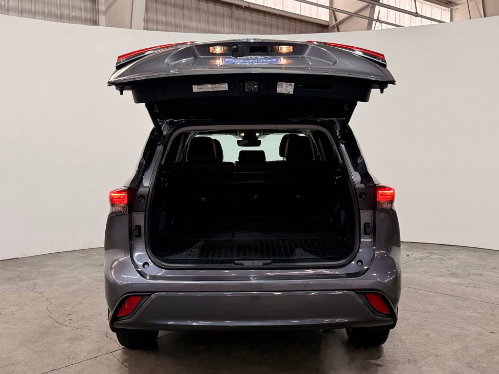 Used 2023 Toyota Highlander Limited AWD/4WD image 12