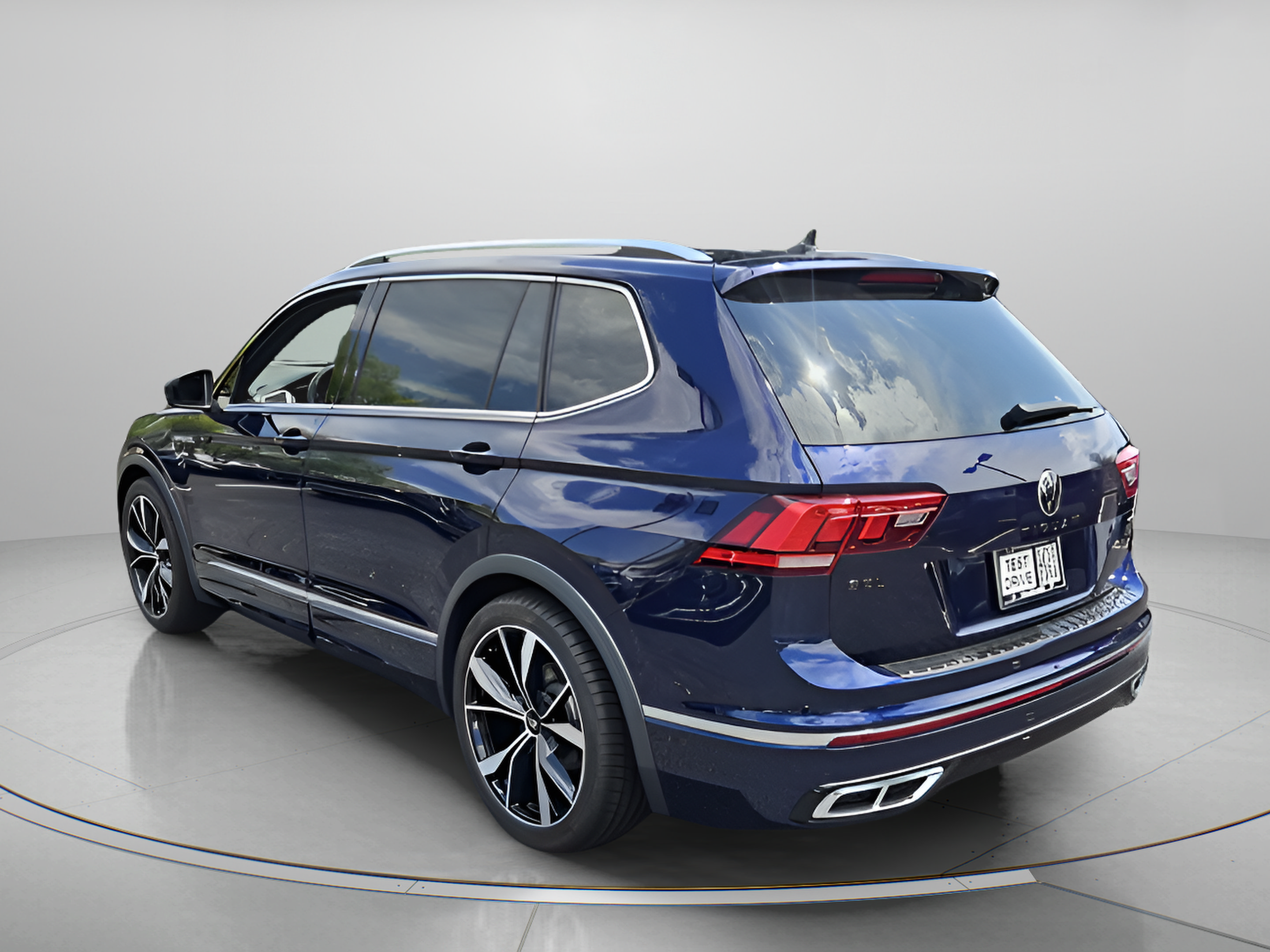 Used 2023 Volkswagen Tiguan SEL R-Line AWD/4WD image 3