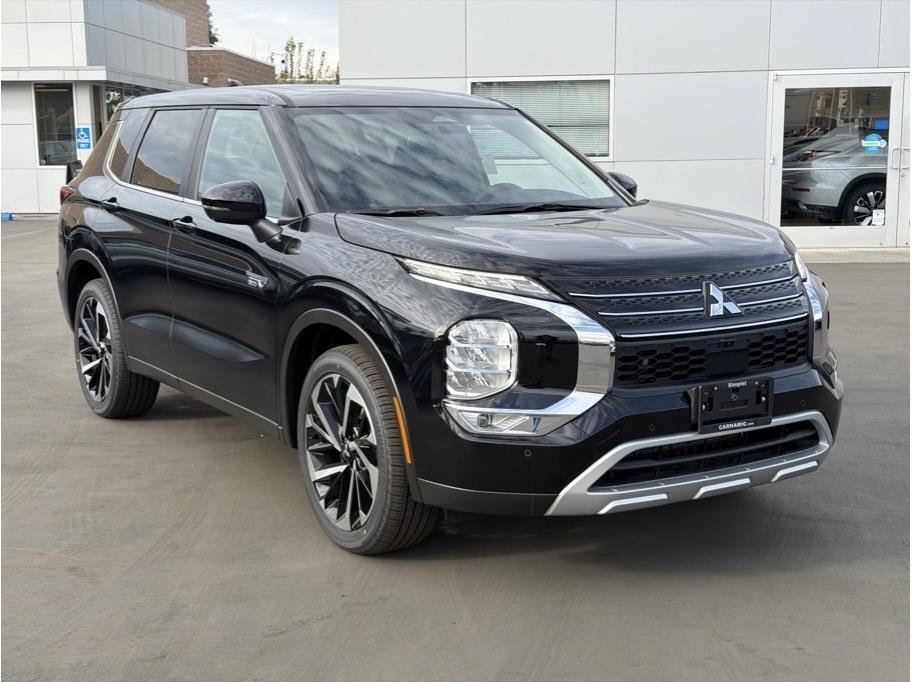 Used 2025 Mitsubishi Outlander 4WD Plug-In Hybrid image 3