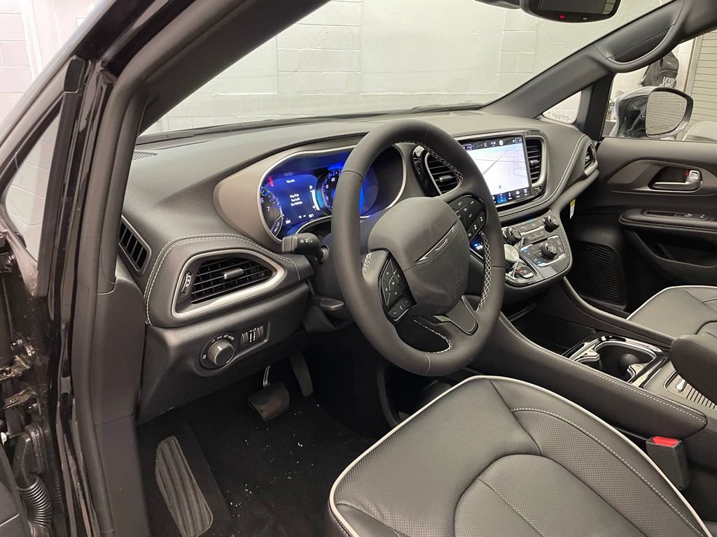 New 2027 Chrysler Pacifica Limited w/ S Appearance Package AWD/4WD image 15