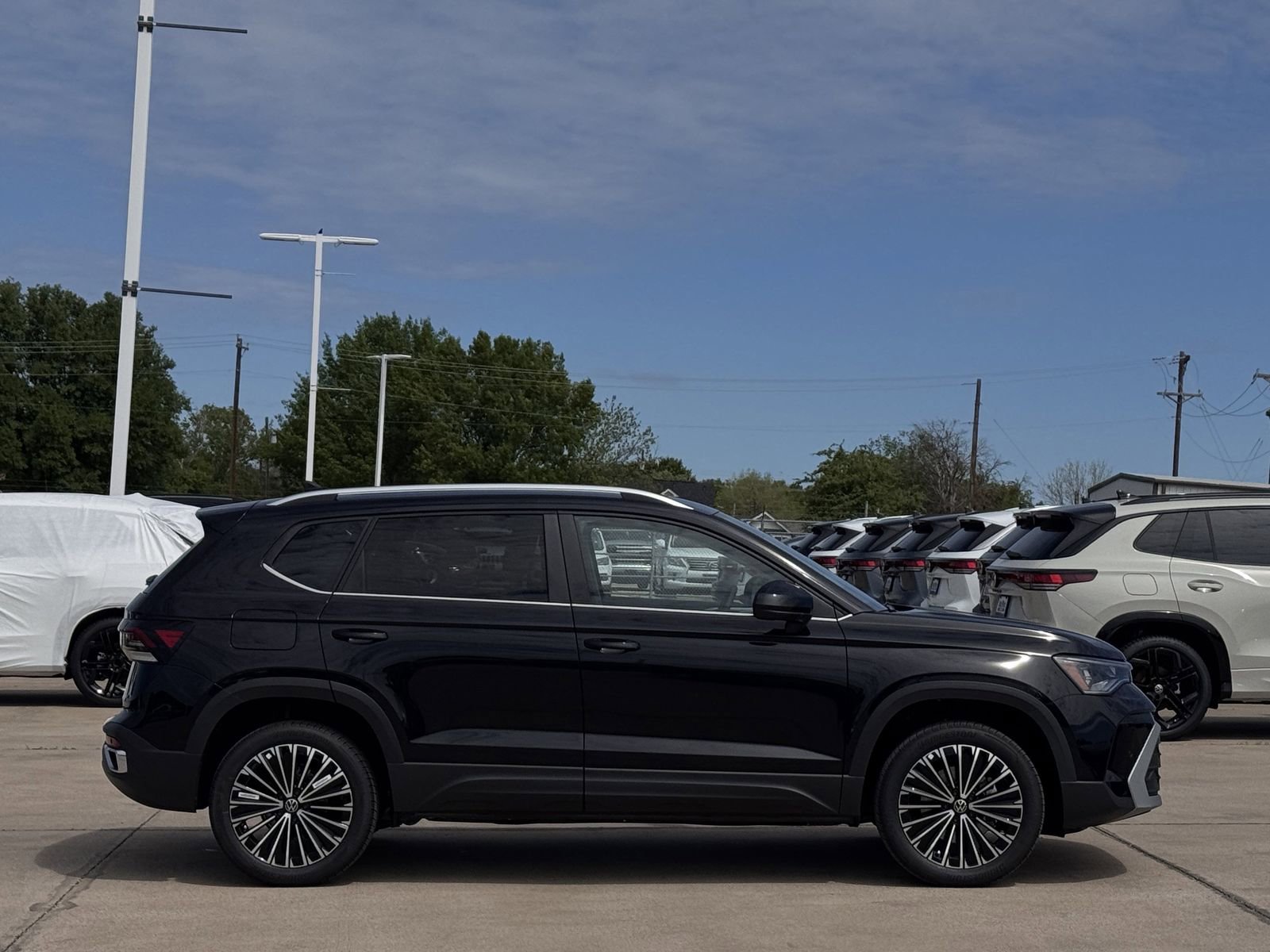 New 2026 Volkswagen Taos SE image 3