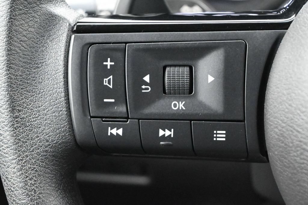 Used 2023 Nissan Rogue SV FWD image 6