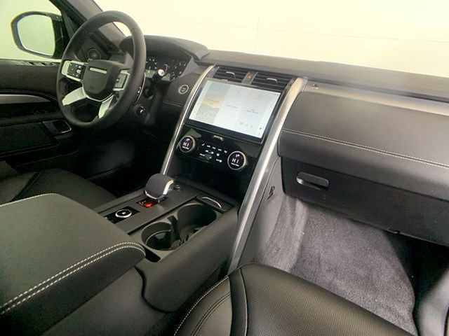 Certified 2025 Land Rover Discovery Dynamic SE image 36