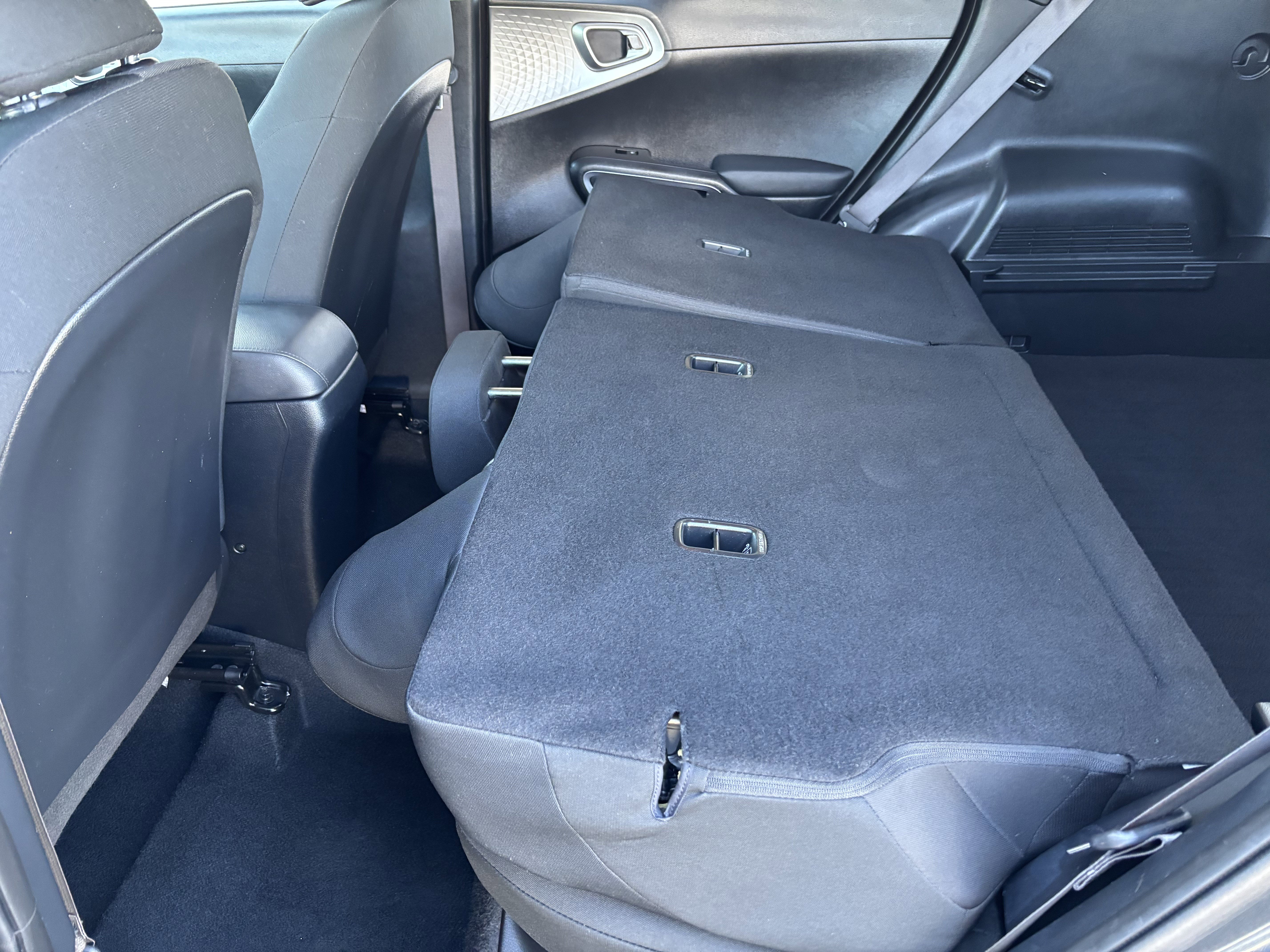 Used 2025 Kia Soul LX w/ LX Technology Package FWD image 25