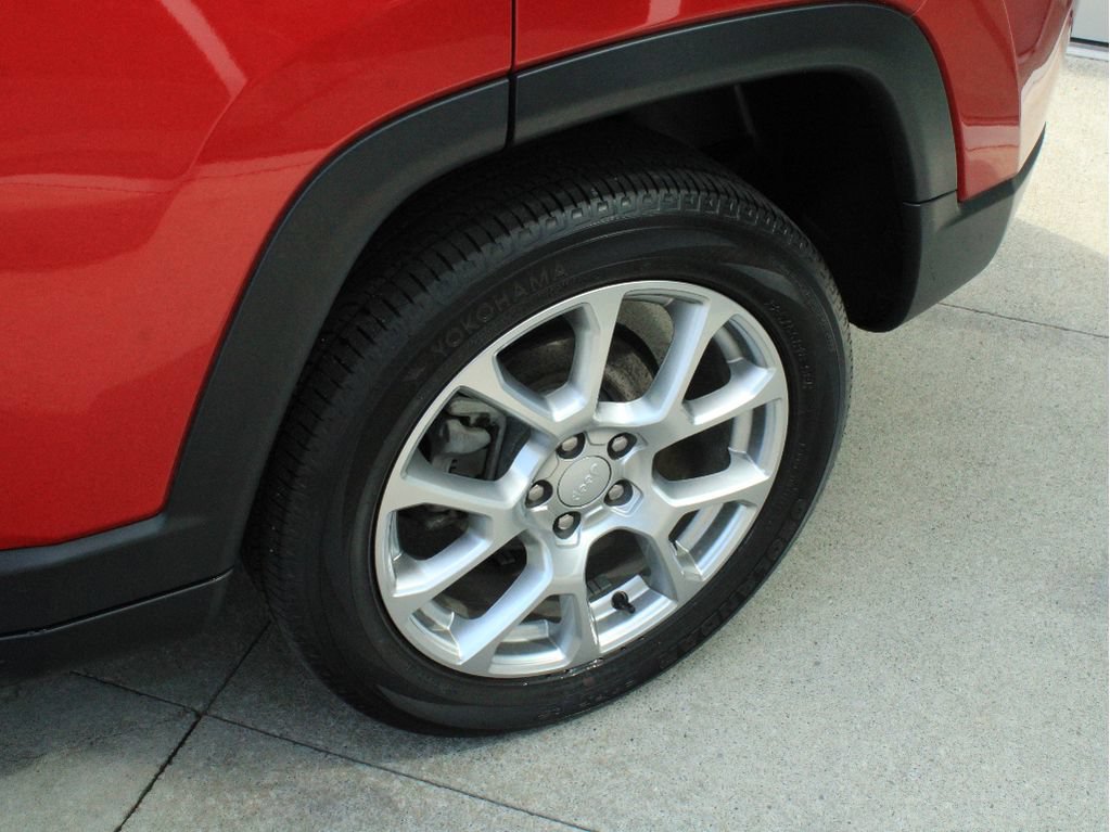 Certified 2023 Jeep Compass Latitude w/ Sun and Sound Group AWD/4WD image 39