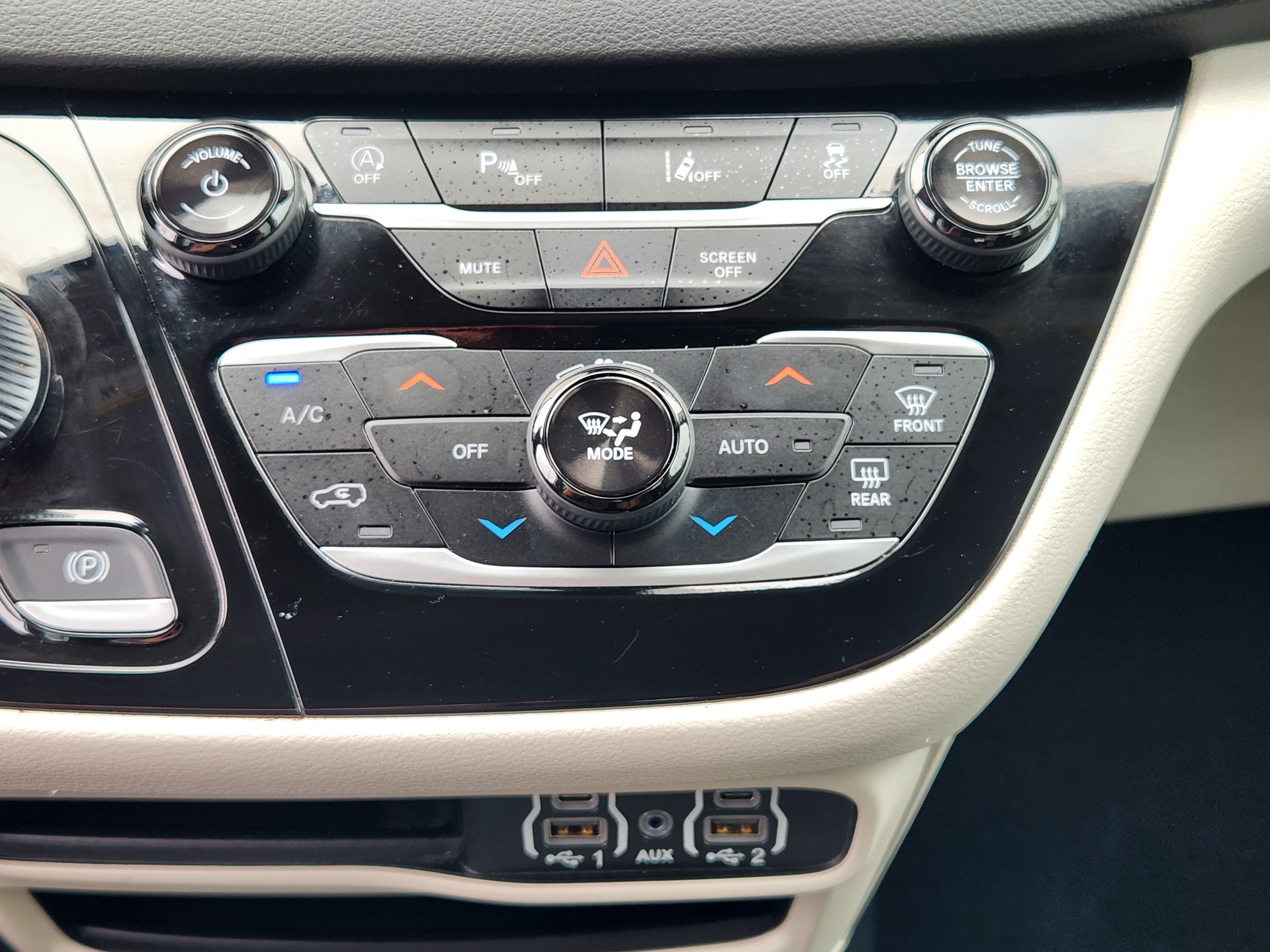 Used 2024 Chrysler Pacifica Touring-L FWD image 20