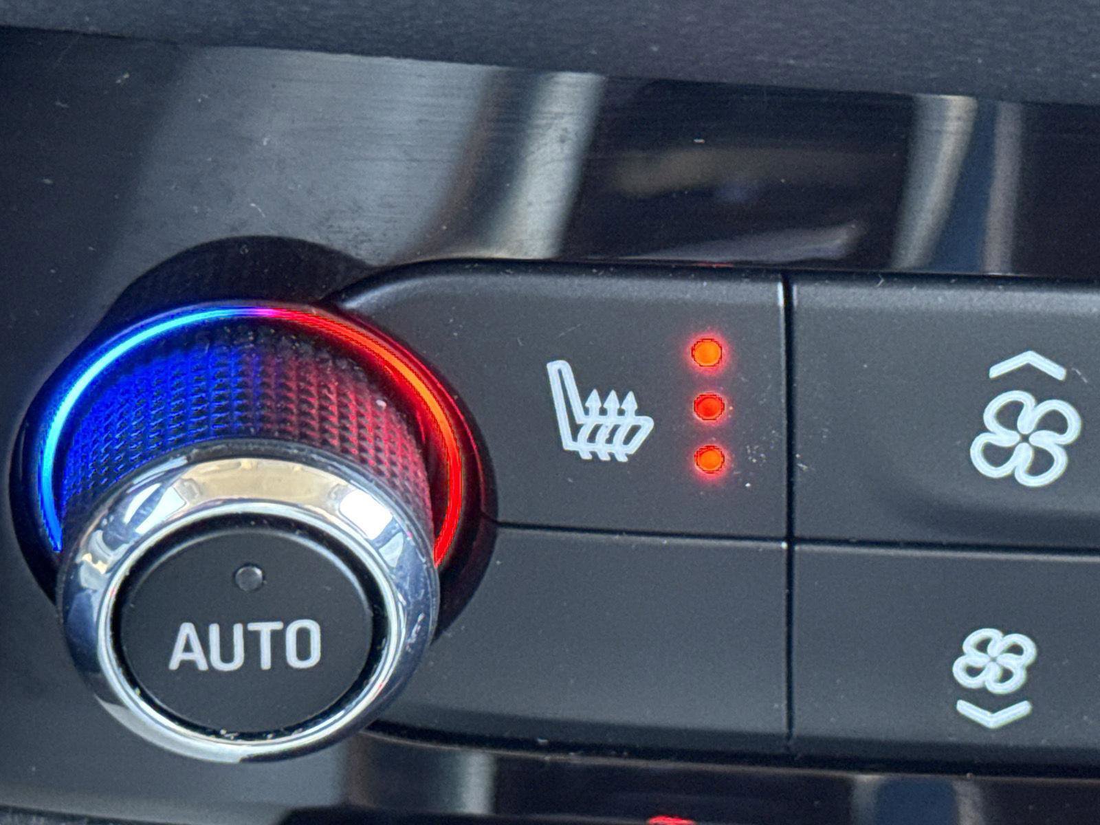 Used 2023 Buick Enclave Essence image 5