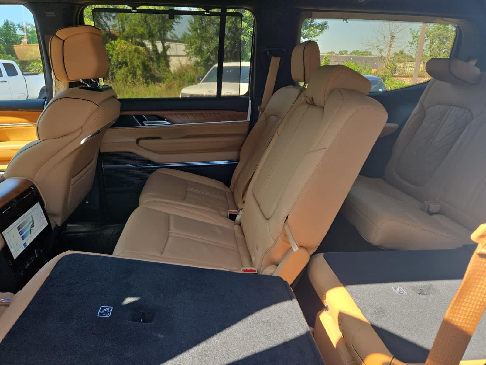 Certified 2024 Jeep Grand Wagoneer Series III w/ HD Trailer Tow Package AWD/4WD image 16