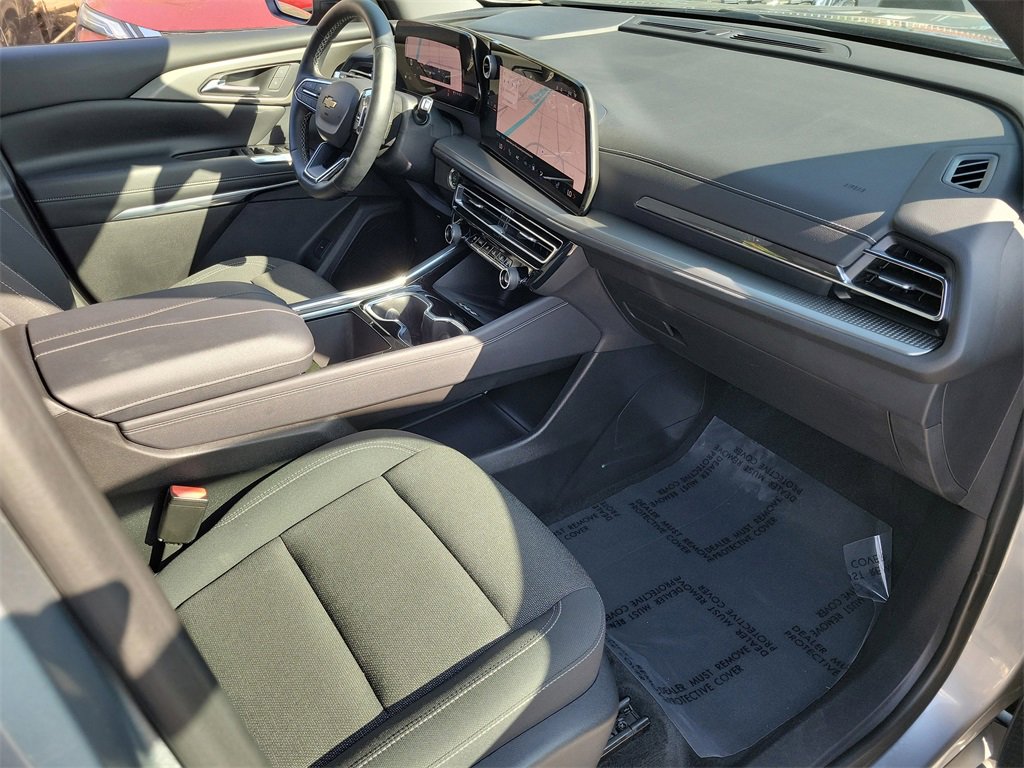 Used 2025 Chevrolet Traverse LT image 18